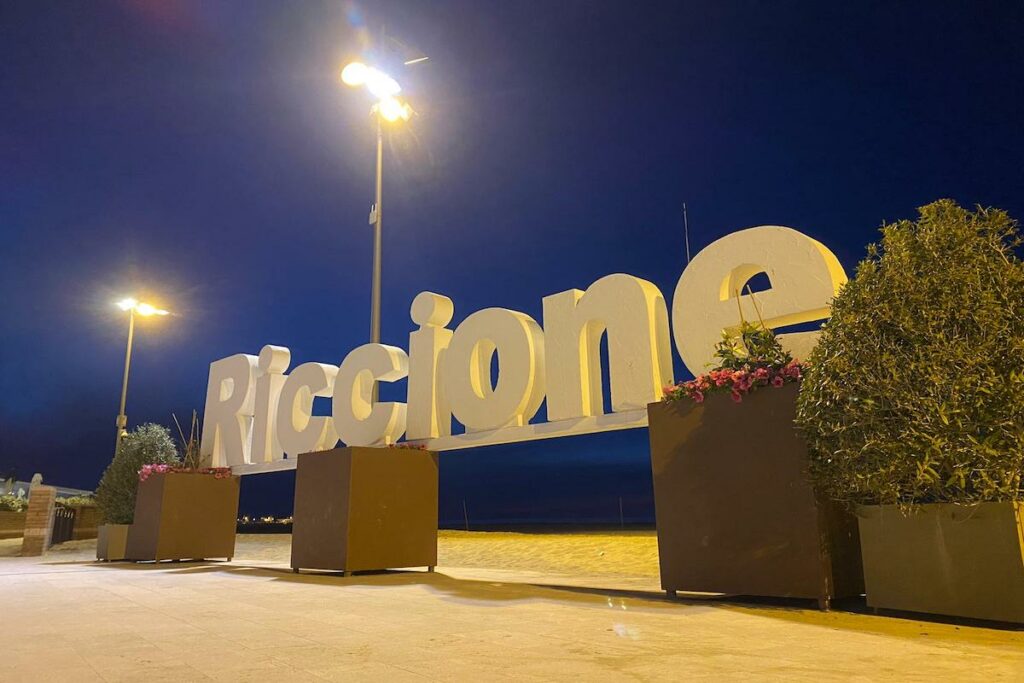 La scritta Riccione di notte