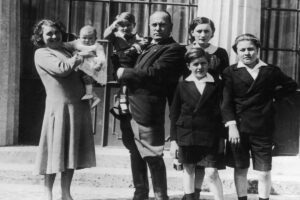 Benito Mussolini e la sua famiglia in una foto d'epoca